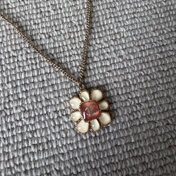 CHANEL Antique Gold Flower Necklace - Picture 3 of 7